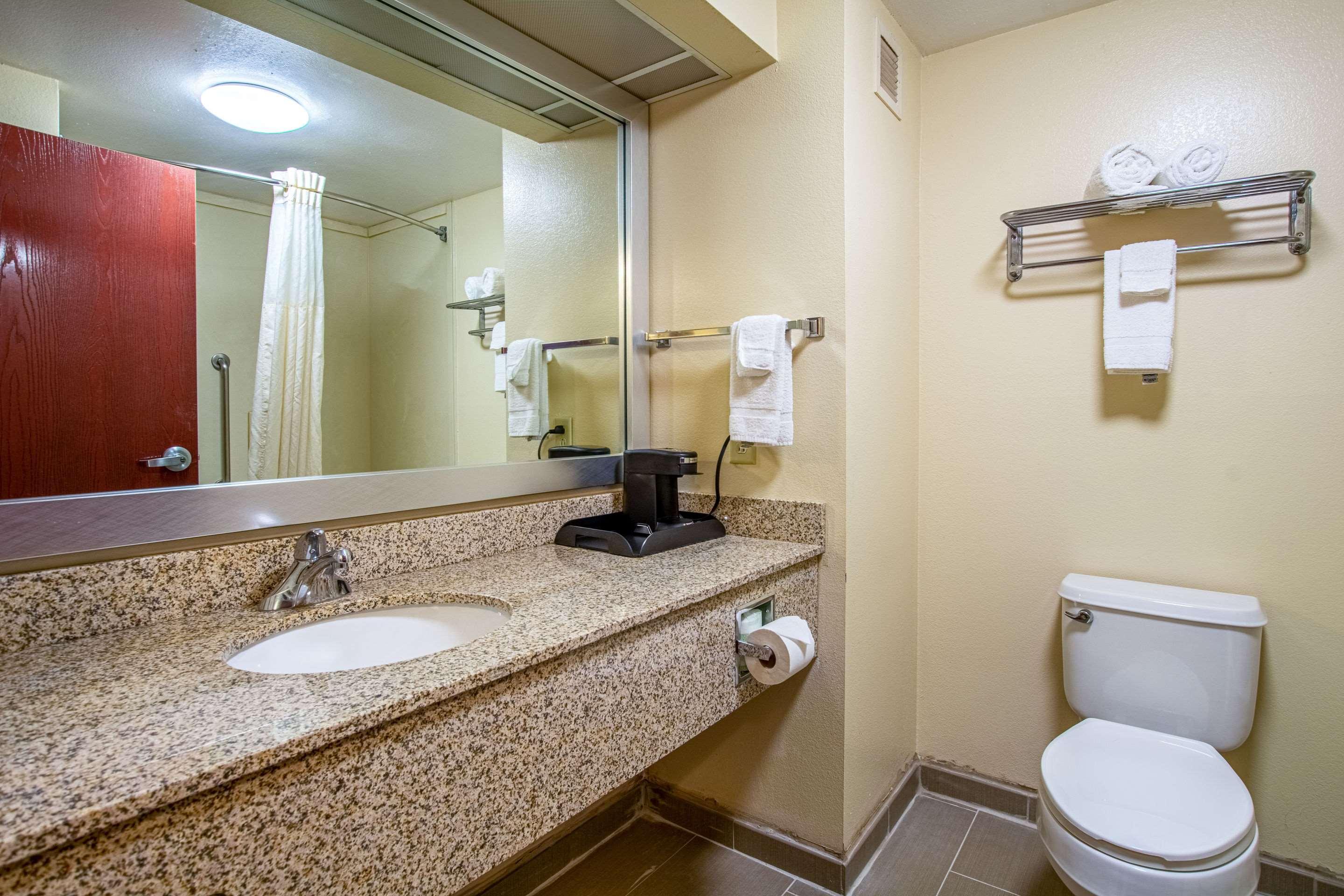 Quality Inn & Suites Sellersburg Exterior photo