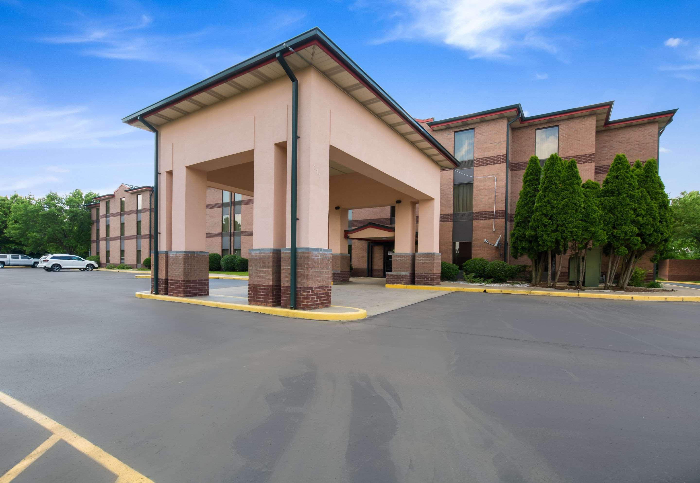 Quality Inn & Suites Sellersburg Exterior photo