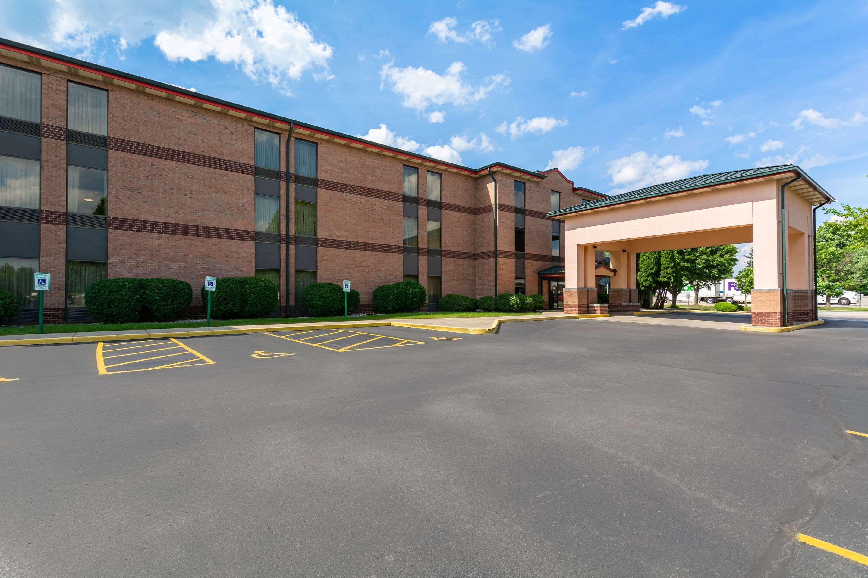 Quality Inn & Suites Sellersburg Exterior photo