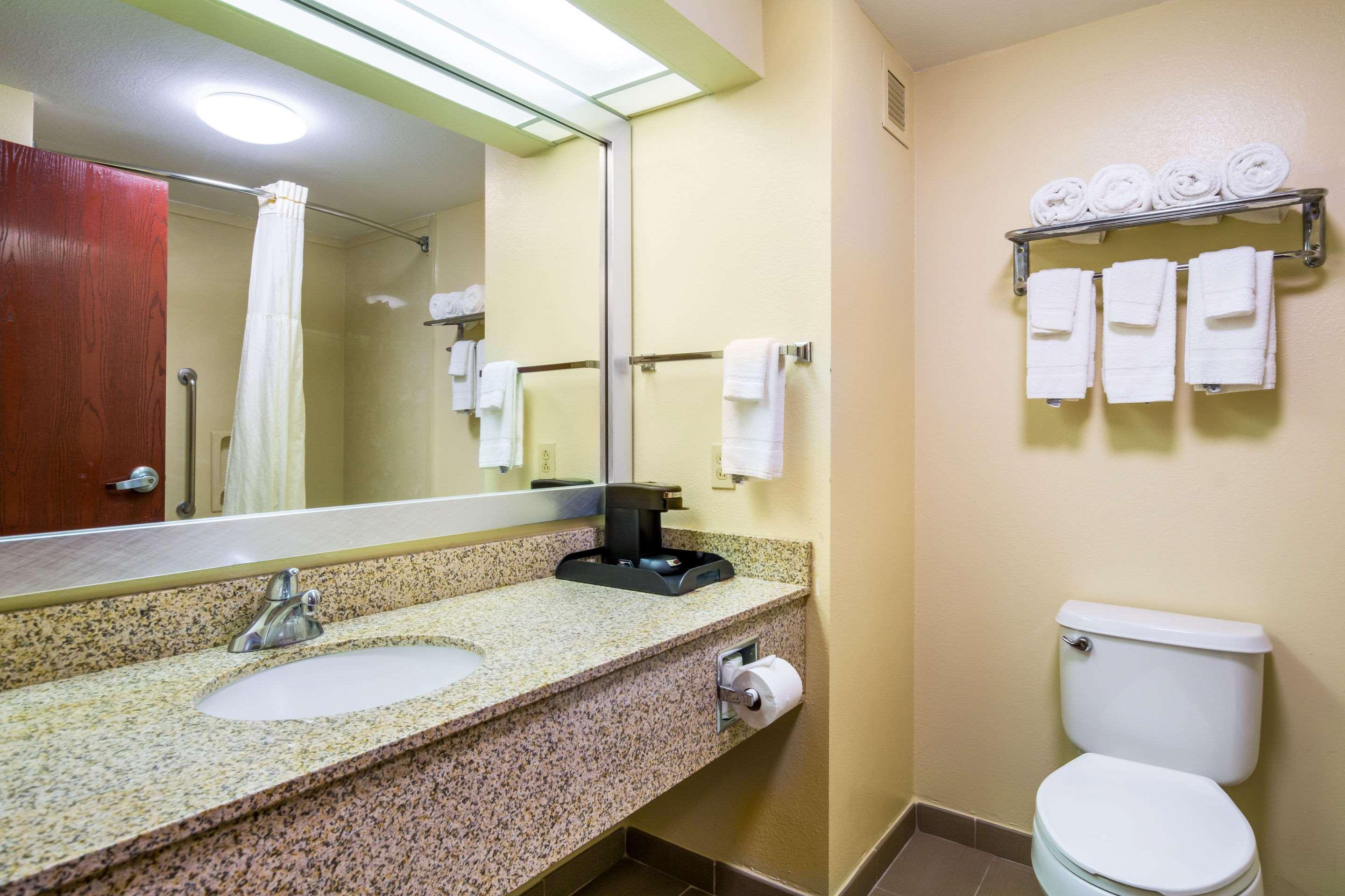 Quality Inn & Suites Sellersburg Exterior photo