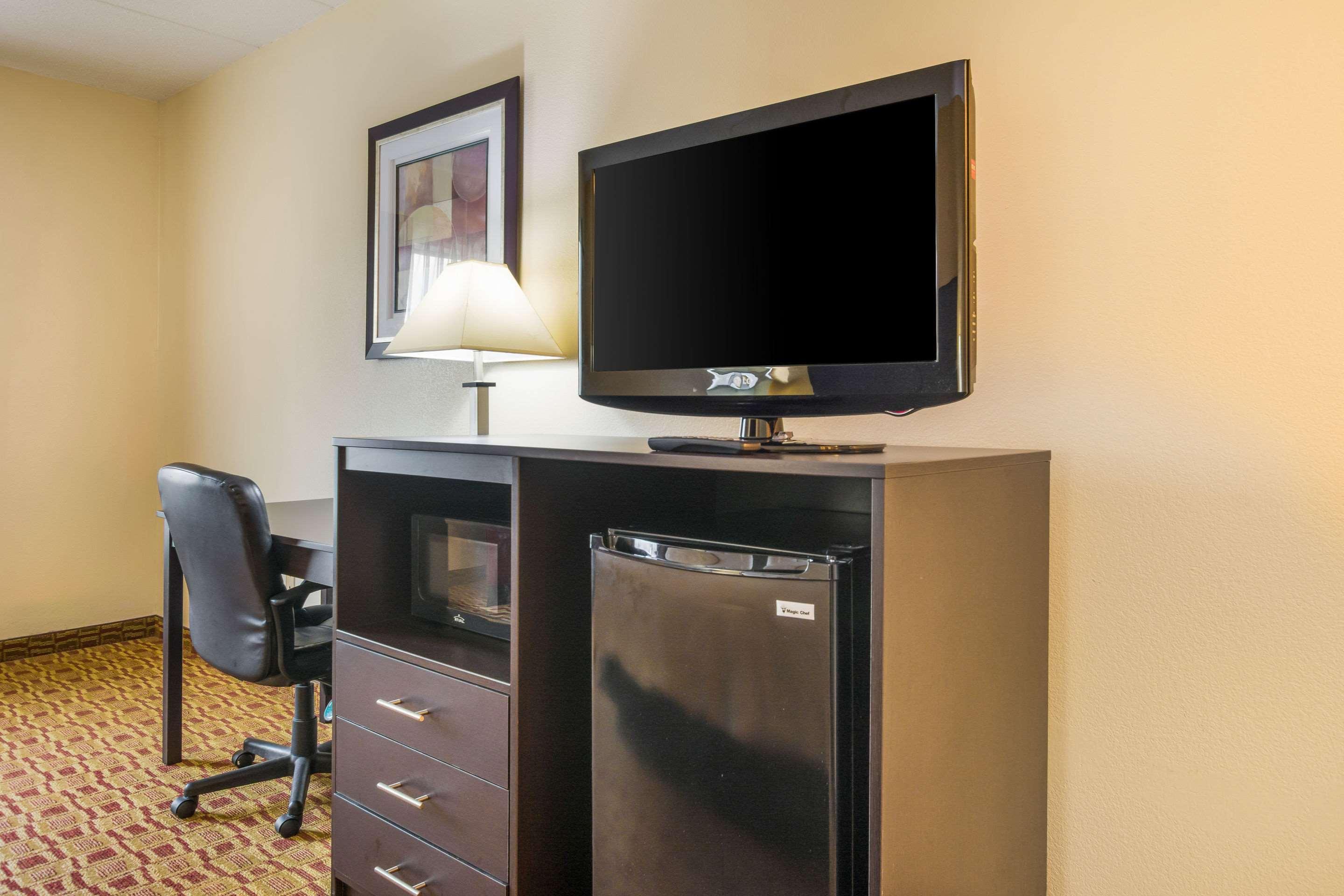 Quality Inn & Suites Sellersburg Exterior photo