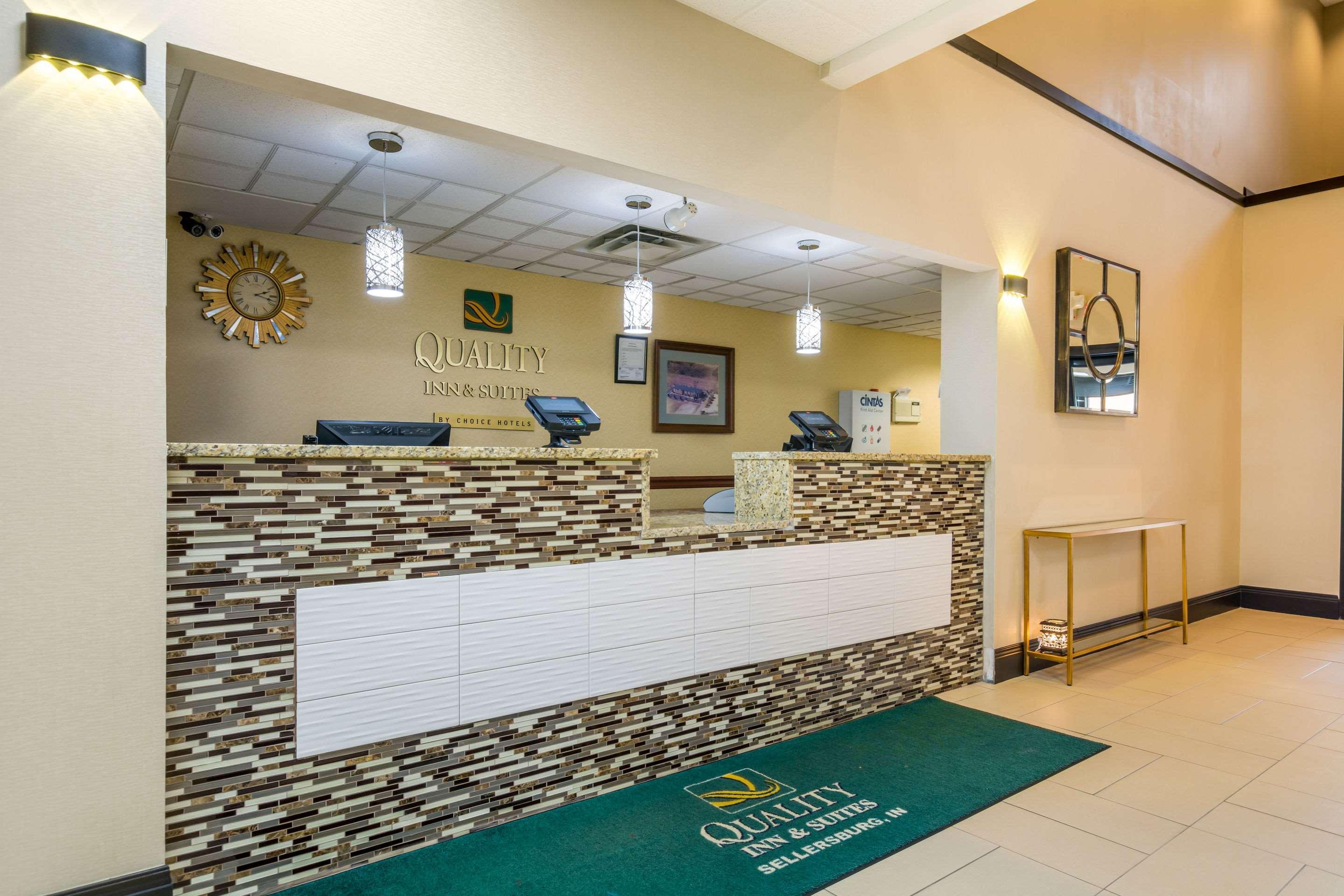 Quality Inn & Suites Sellersburg Exterior photo